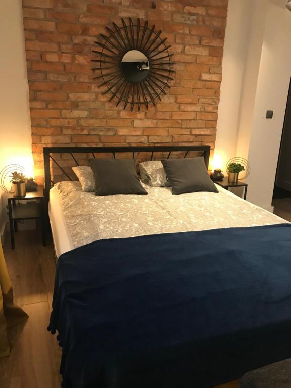 Un pat sau paturi într-o cameră la Apartament Ko-Piernika w Toruniu, w Sercu toruńskiej Starówki