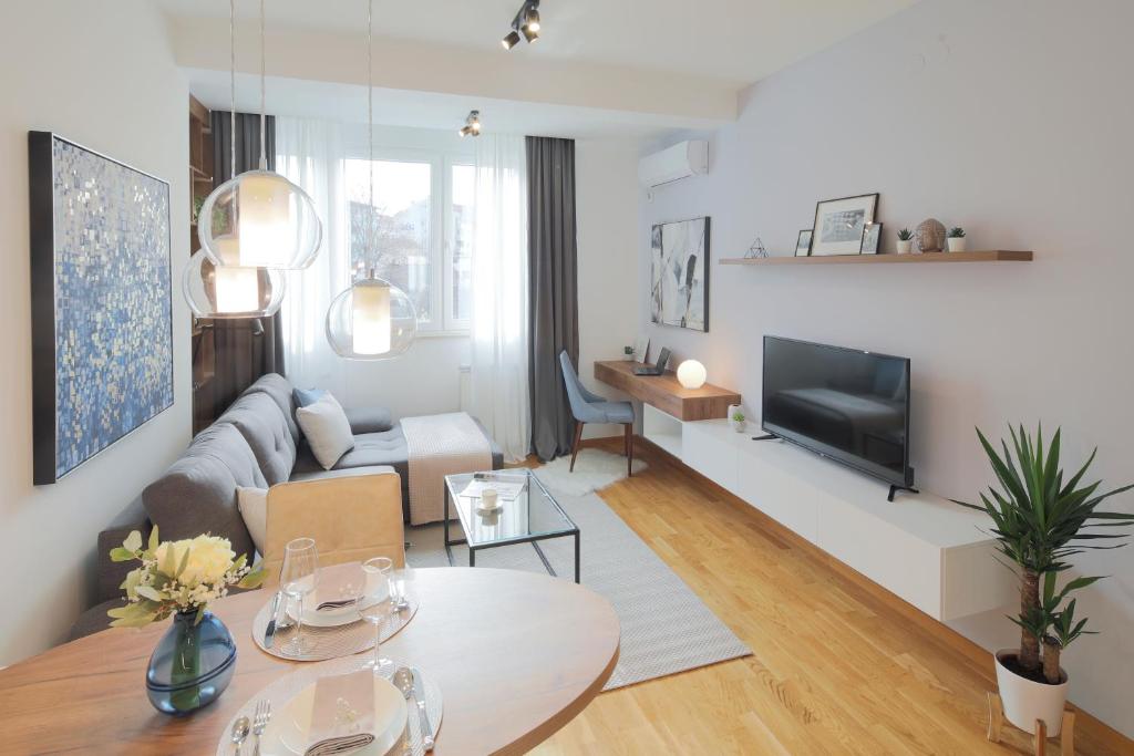 un soggiorno con divano e tavolo di Arena BIG Luxury Apartments a Novi Sad