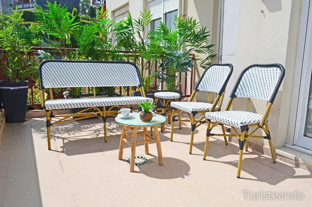 un gruppo di sedie e un tavolo su un patio di Viento Norte - Amplia terraza y chill out para quienes buscan descanso y calidez a San Vicente de la Barquera