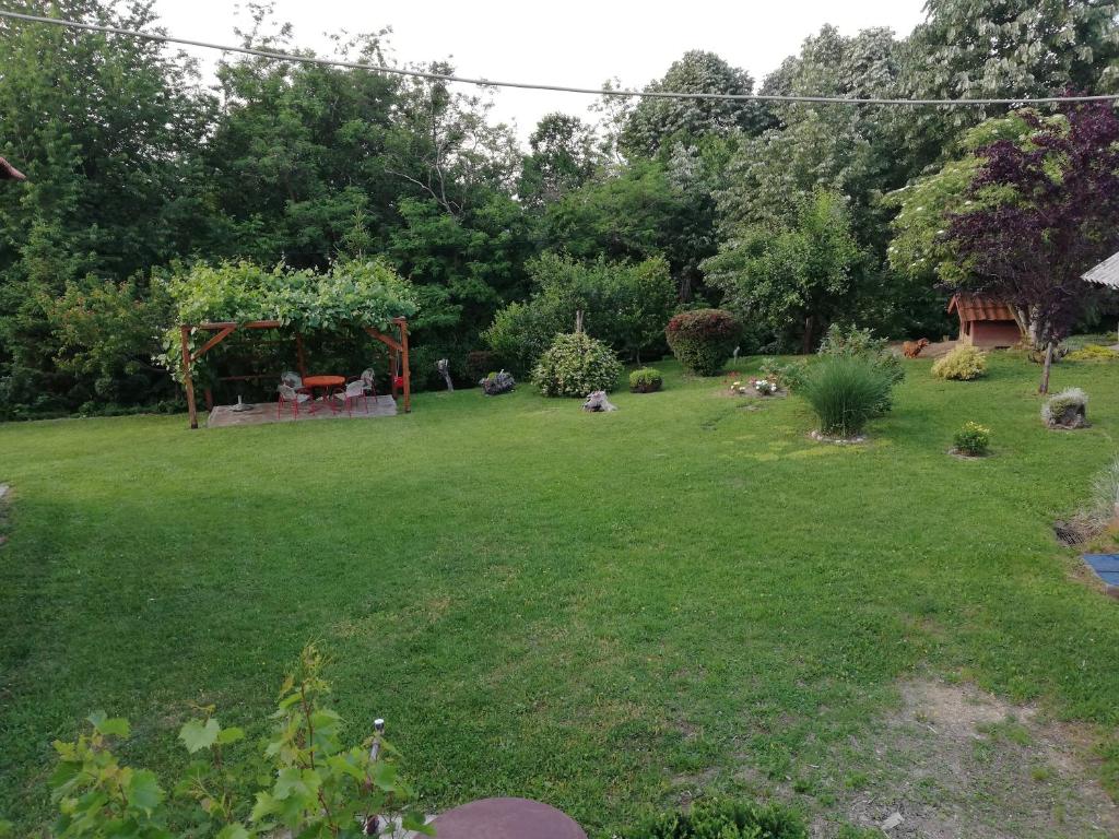 Taman di luar Vikend kuća Ivković