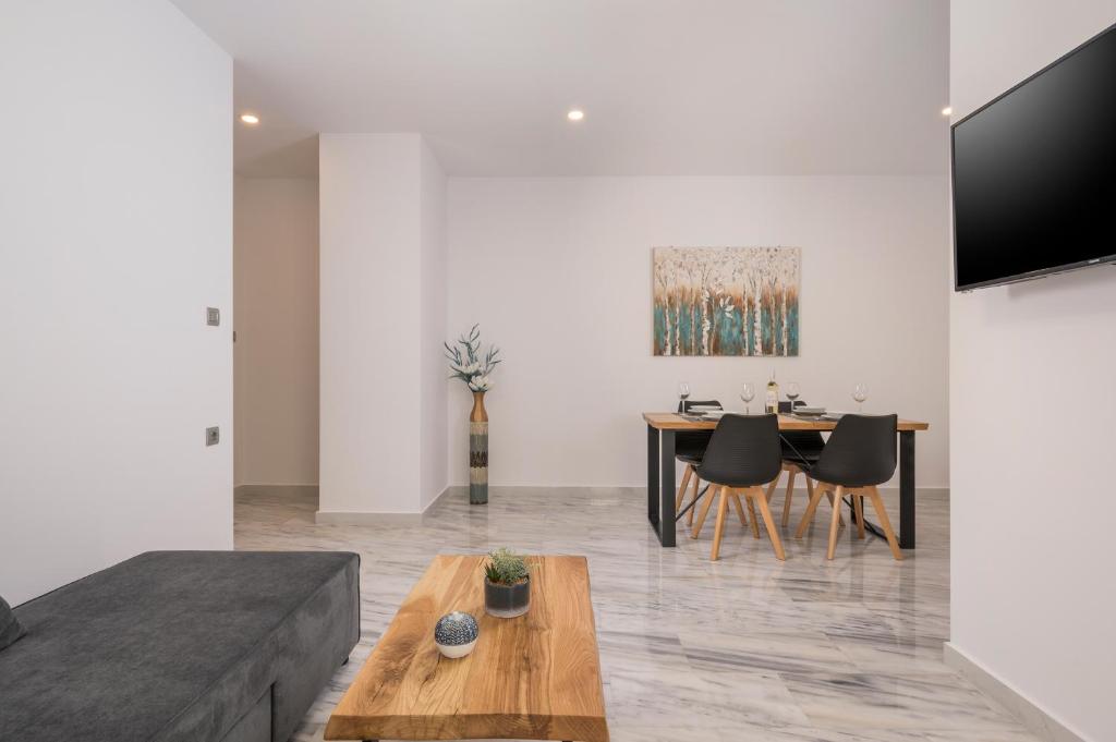 TV a/nebo společenská místnost v ubytování Quarters Luxury Apts