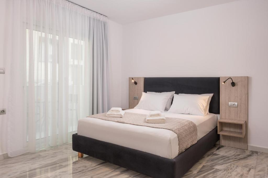 Postel nebo postele na pokoji v ubytování Quarters Luxury Apts