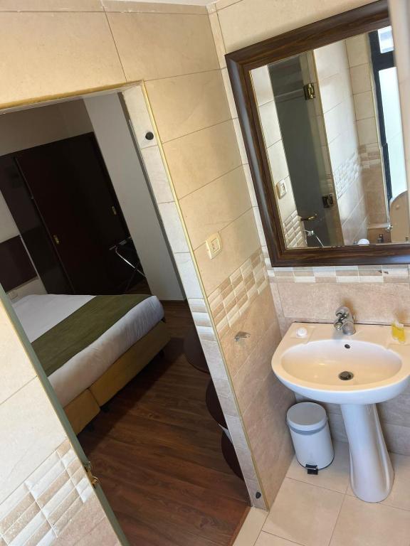 Rozana Hotel - Standard Single Room