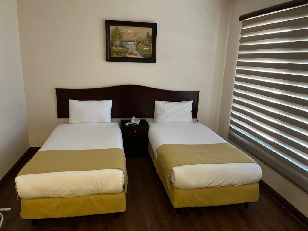 Tempat tidur dalam kamar di Rozana Hotel
