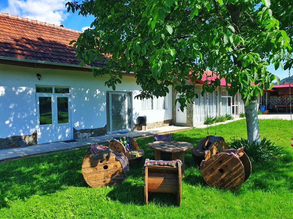 a yard with chairs and a table in front of a house at LA GRADINA 