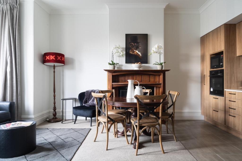 een eetkamer met een tafel en stoelen bij Luxury Apartment on Stuart in Dunedin