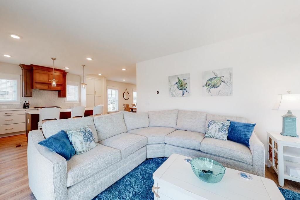 芬威克島的住宿－Fenwick Island --- 501 Glenn Avenue，客厅配有白色沙发和蓝色枕头。