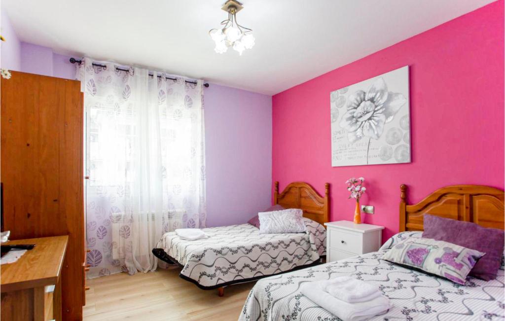 Postel nebo postele na pokoji v ubytování 4 Bedroom Awesome Home In Chantada