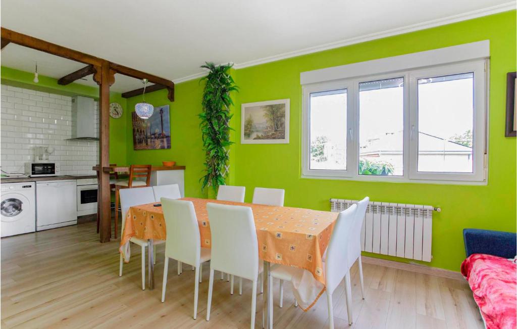 Kuchyň nebo kuchyňský kout v ubytování 4 Bedroom Awesome Home In Chantada