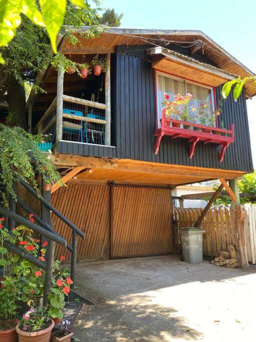 普孔CASA PALAFITO Interior.的房屋,窗户上设有长凳