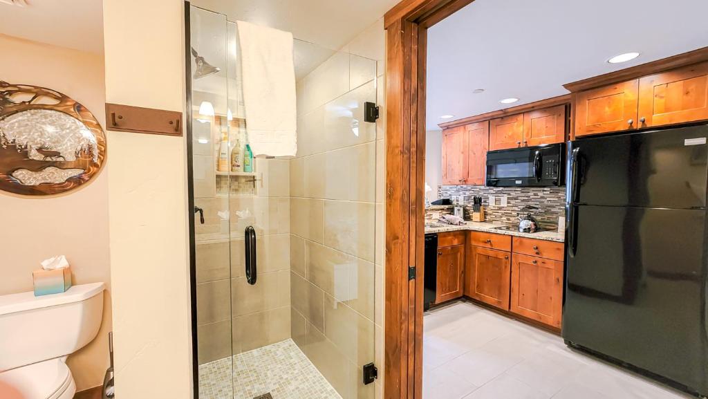 ein Badezimmer mit einer Dusche und einer Glasdusche an der Hintertür in der Unterkunft Peakside Paradise in Breckenridge