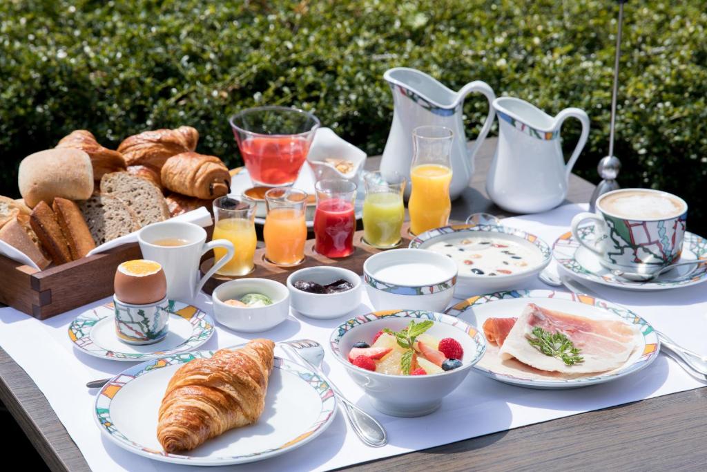 einen Tisch mit einem Frühstück mit Brot und Croissants in der Unterkunft Kobe Kitano Hotel in Kōbe