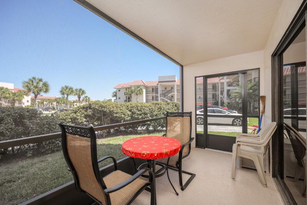 een balkon met een rode tafel en stoelen erop bij Ocean Village Club K12, 2 Bedrooms, Sleeps 4, Heated Pool, WiFi in St. Augustine