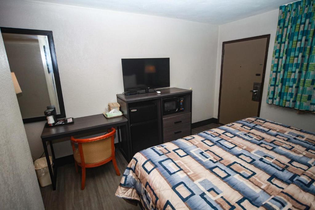 Relax Inn Bradford - King Room - Smoking