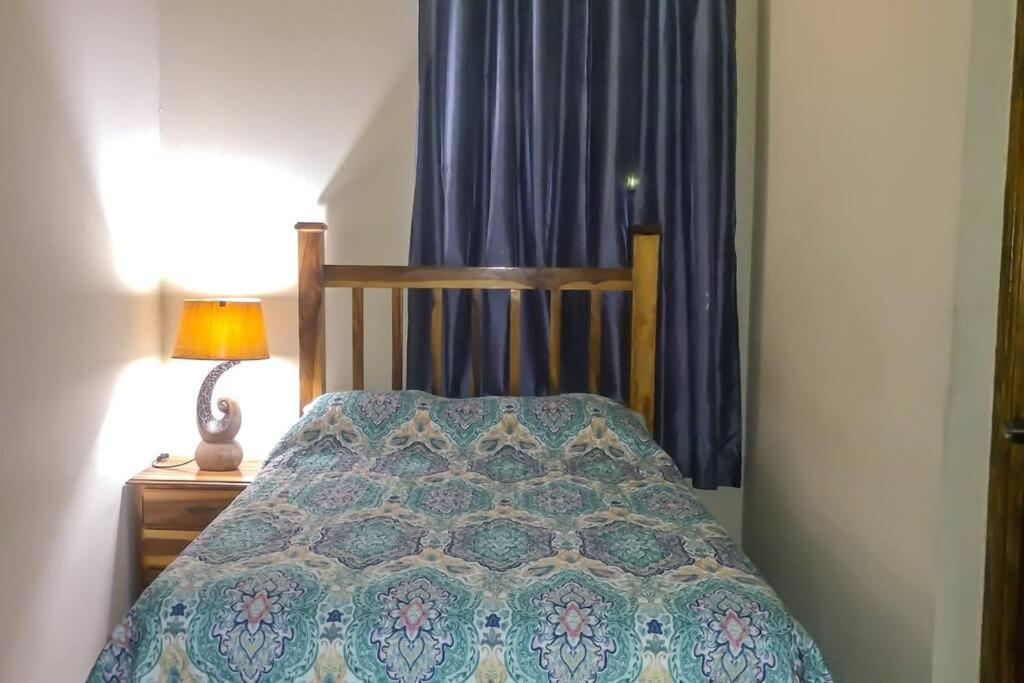 Postel nebo postele na pokoji v ubytování Chrisanns Hidden Cove 2 bedroom