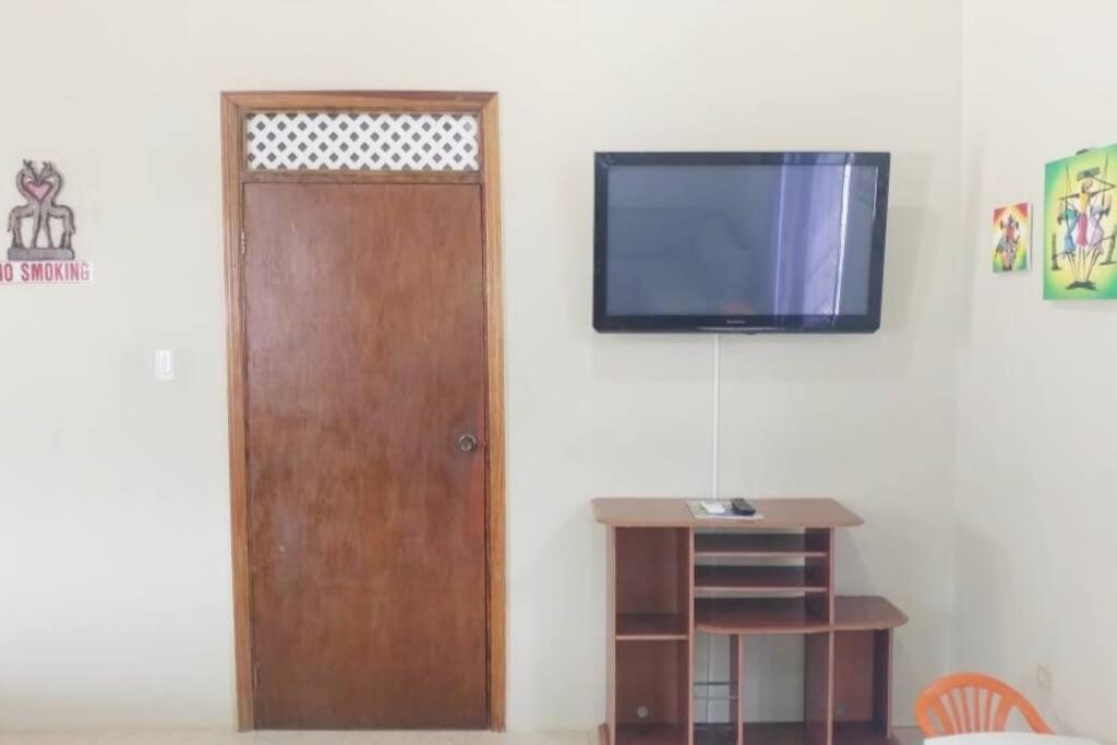 TV a/nebo společenská místnost v ubytování Chrisanns Hidden Cove 2 bedroom