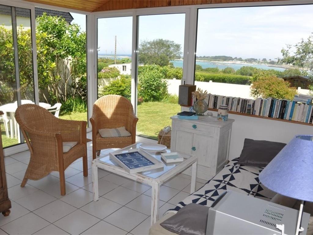un salon avec un canapé et une table dans l'établissement Maison plain-pied avec jardin, à 350m de la plage, WIFI, à Pleumeur-Bodou - FR-1-368-358, à Pleumeur-Bodou