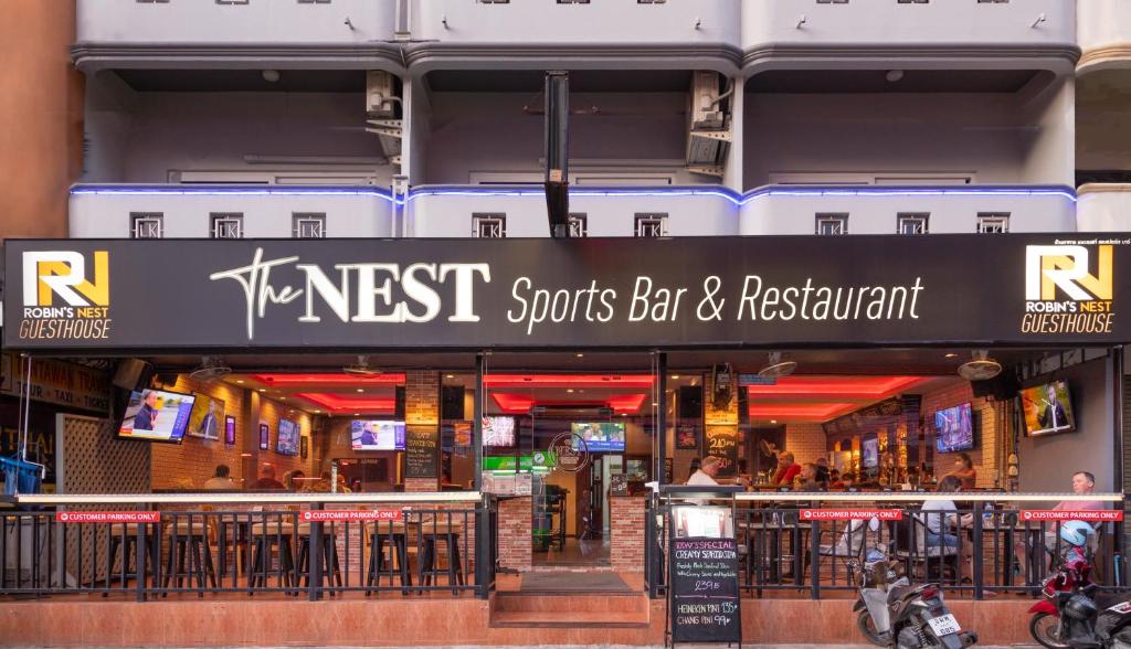 un próximo bar de deportes y restaurante en un edificio en Robin's Nest Guesthouse & Restaurant, en Pattaya central