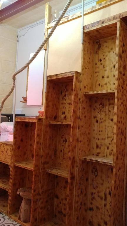 Palanda nebo palandy na pokoji v ubytování Triesti Home