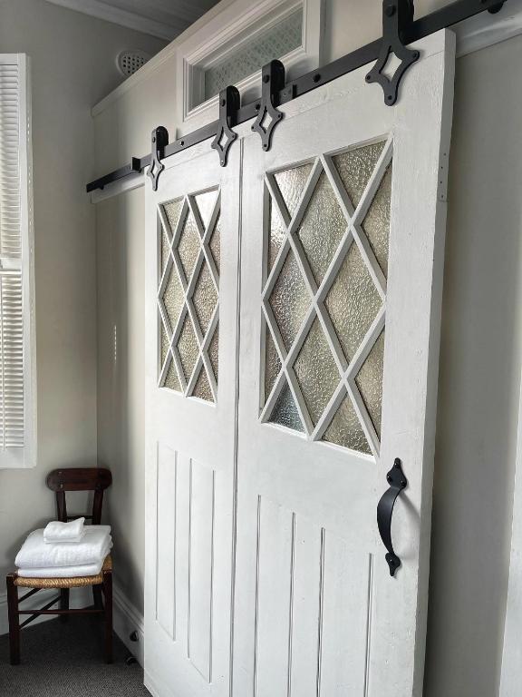 Captains Retreat Apartments and Cottages - Endeavour Room (ensuite)