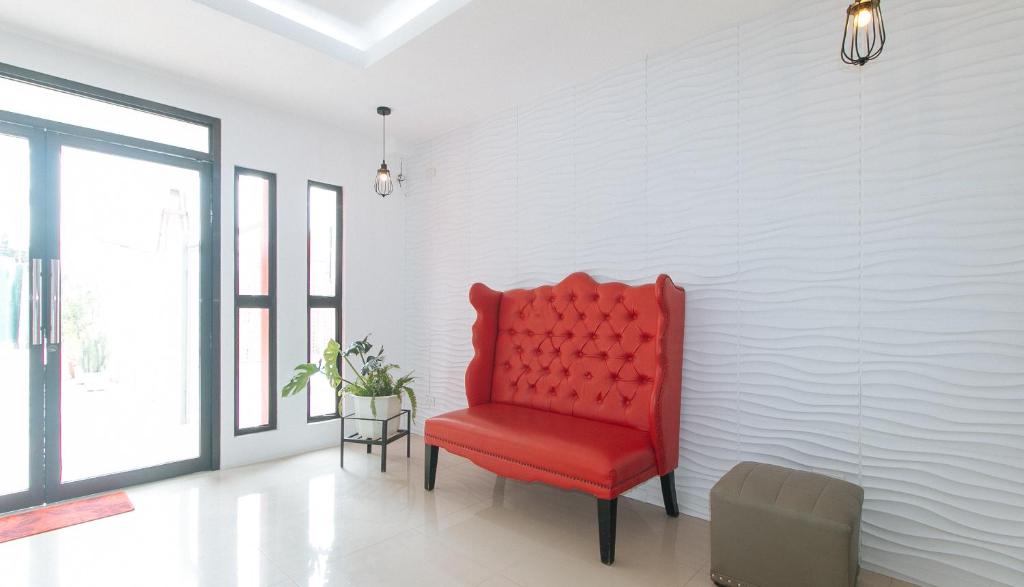 Posezení v ubytování RedDoorz Plus at DBuilders Poblacion BGC
