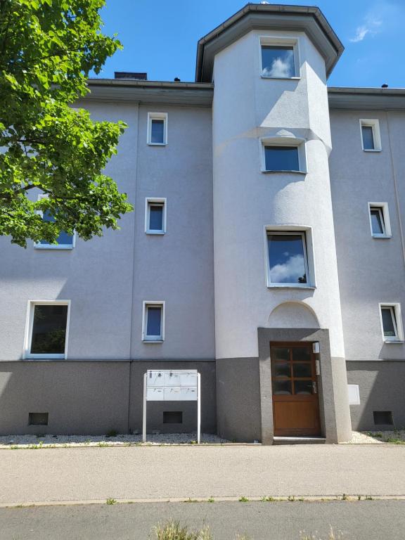 een gebouw met een bord ervoor bij Exklusievwohnung Weißenfels in Weißenfels