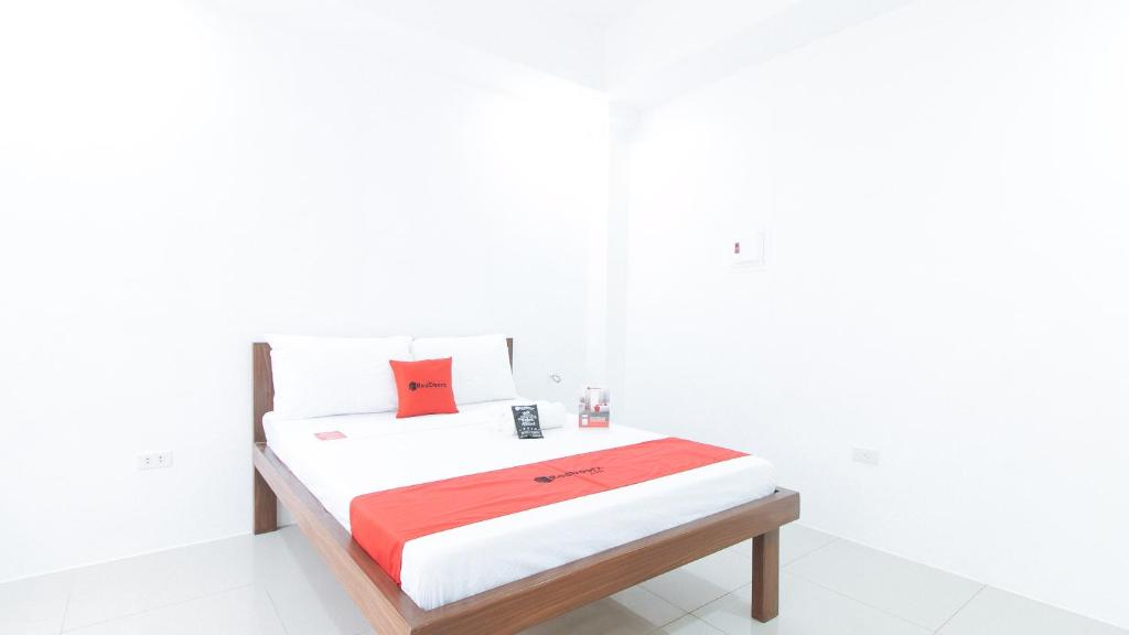 Postel nebo postele na pokoji v ubytování RedDoorz Plus at DBuilders Poblacion BGC