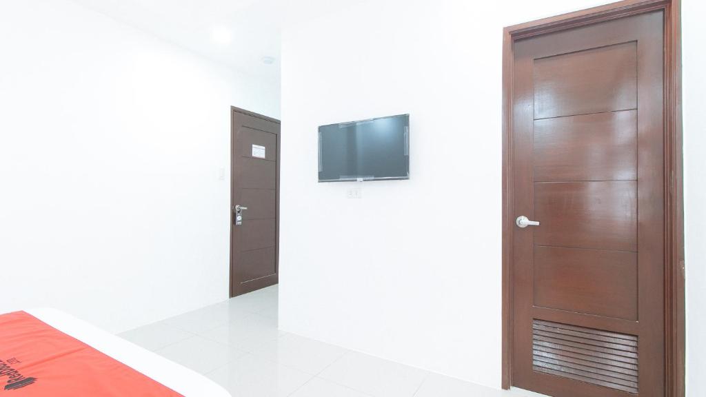 TV a/nebo společenská místnost v ubytování RedDoorz Plus at DBuilders Poblacion BGC