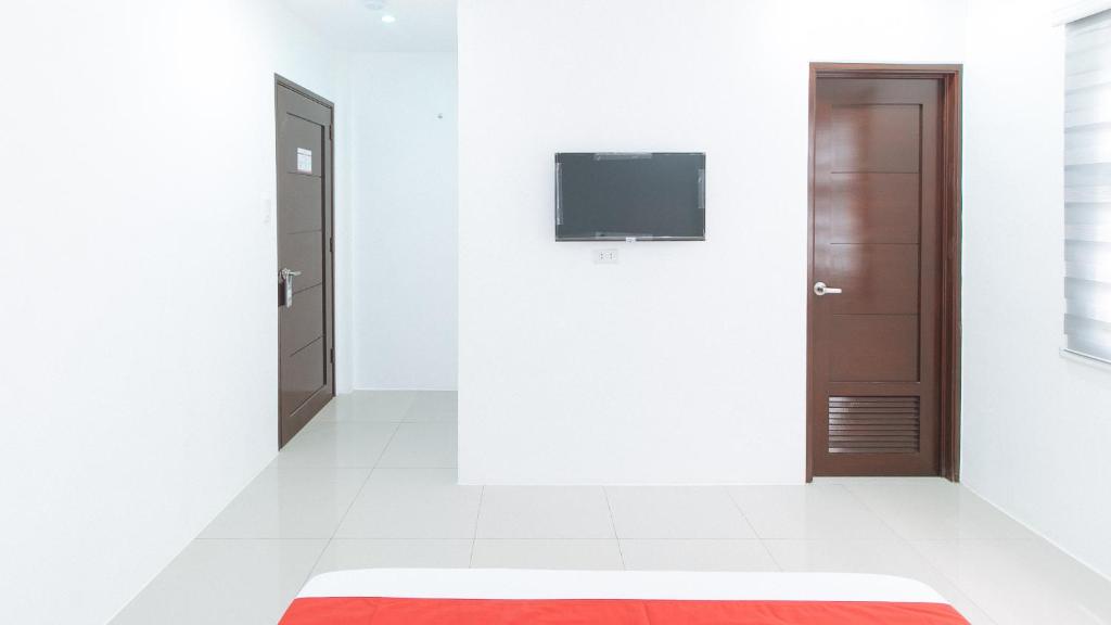 TV a/nebo společenská místnost v ubytování RedDoorz Plus at DBuilders Poblacion BGC