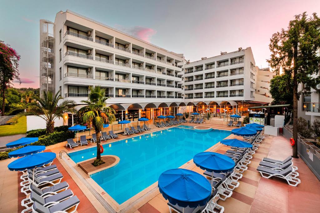 Bazén v ubytování Kayamaris Hotel nebo v jeho okolí