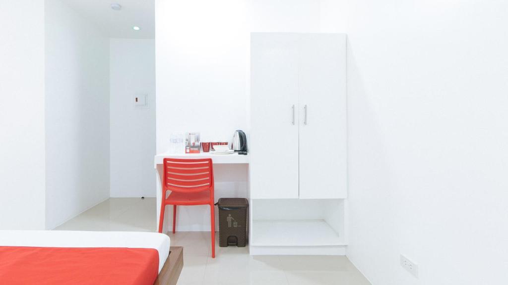 Postel nebo postele na pokoji v ubytování RedDoorz Plus at DBuilders Poblacion BGC