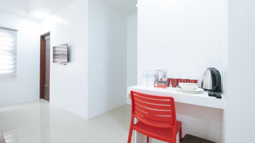 TV a/nebo společenská místnost v ubytování RedDoorz Plus at DBuilders Poblacion BGC