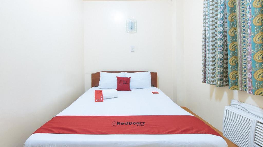 Postel nebo postele na pokoji v ubytování RedDoorz @ Golden Park Inn La Union