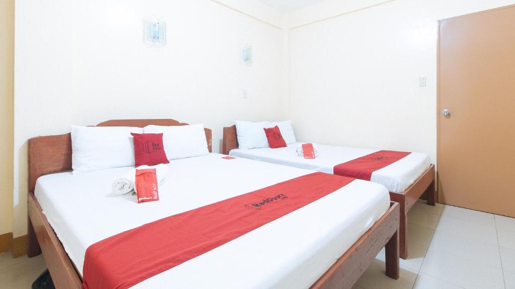 Postel nebo postele na pokoji v ubytování RedDoorz @ Golden Park Inn La Union