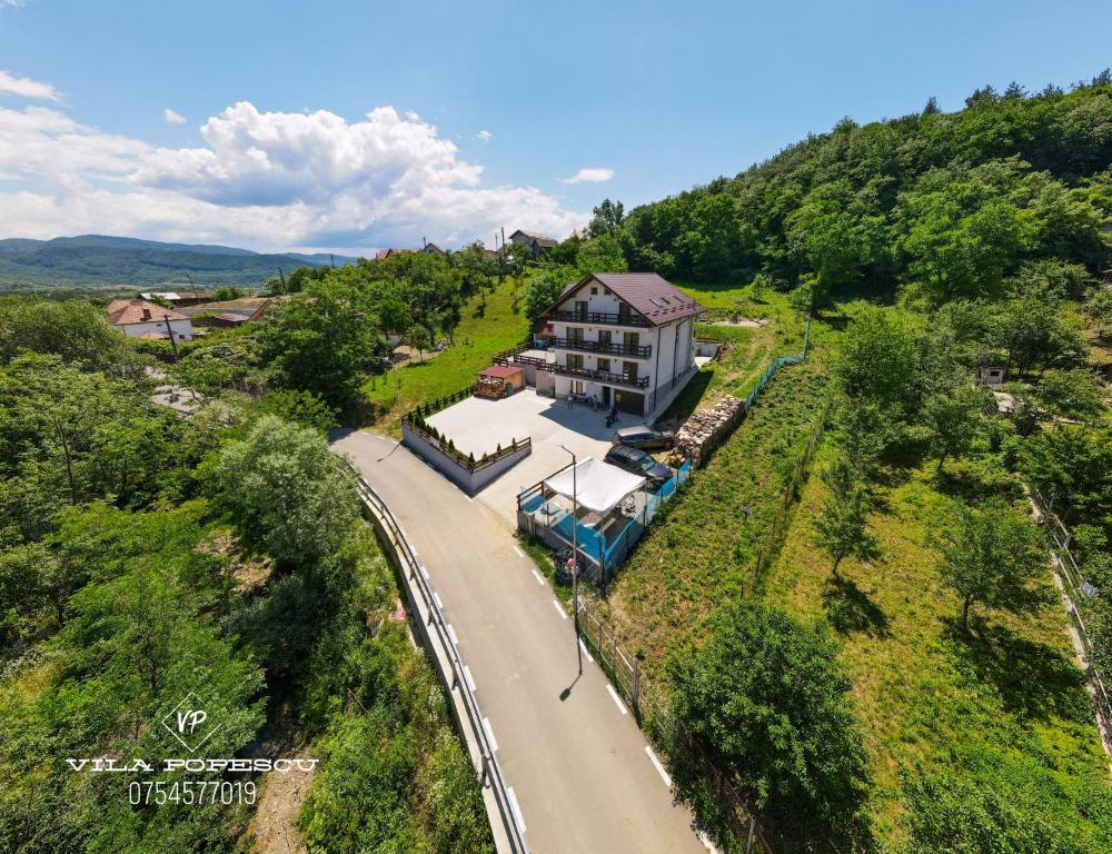 eine Luftansicht eines Hauses auf einem Hügel in der Unterkunft Casa Popescu in Călimăneşti