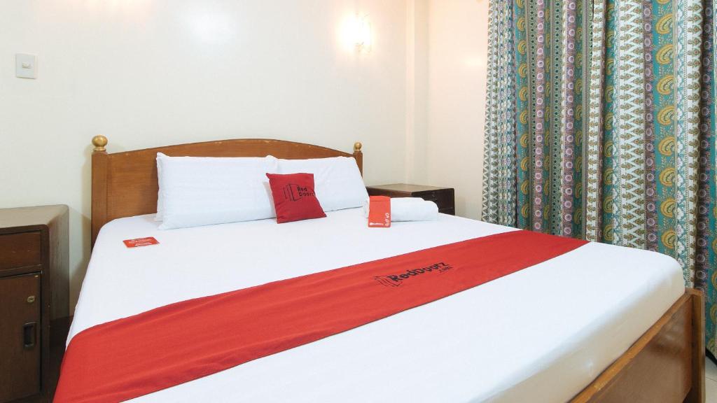 Postel nebo postele na pokoji v ubytování RedDoorz @ Golden Park Inn La Union