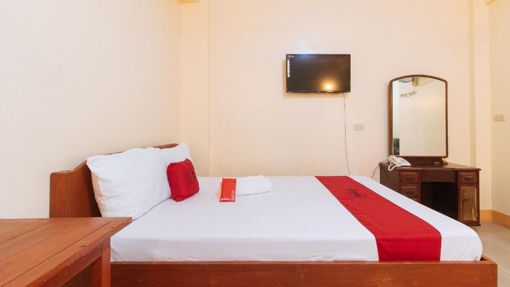 Postel nebo postele na pokoji v ubytování RedDoorz @ Golden Park Inn La Union