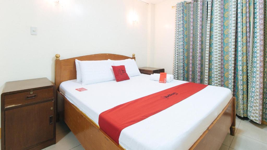 Postel nebo postele na pokoji v ubytování RedDoorz @ Golden Park Inn La Union