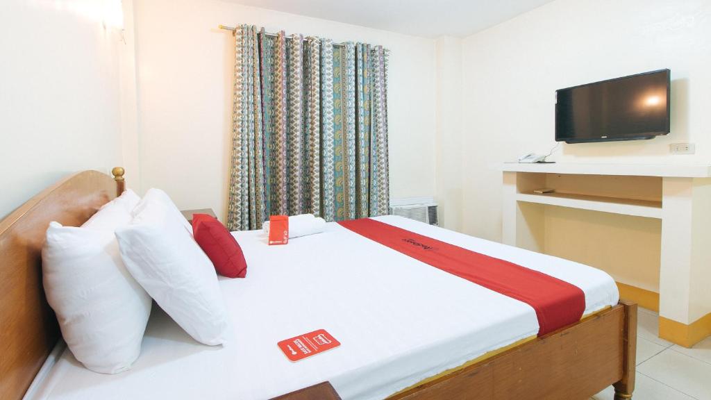 Postel nebo postele na pokoji v ubytování RedDoorz @ Golden Park Inn La Union