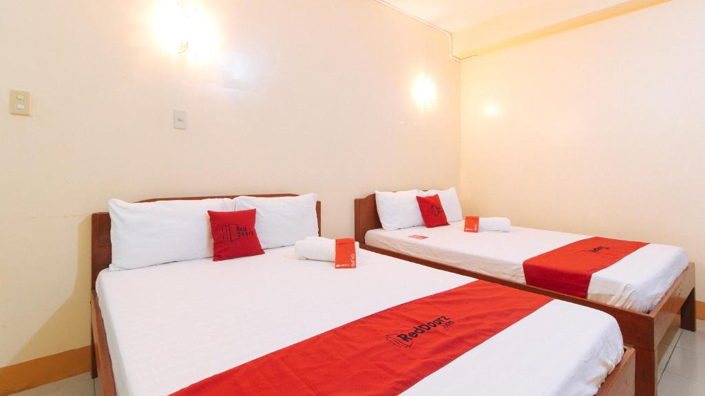 Postel nebo postele na pokoji v ubytování RedDoorz @ Golden Park Inn La Union