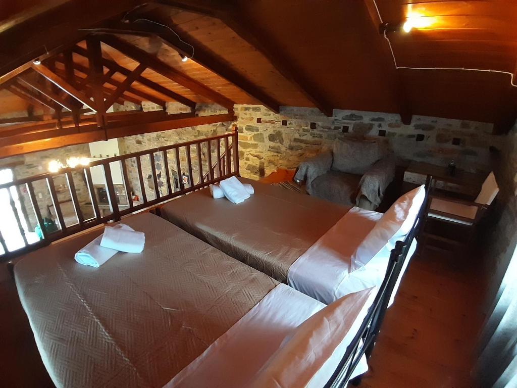 Postel nebo postele na pokoji v ubytování LIMNIONAS SUNVIEW