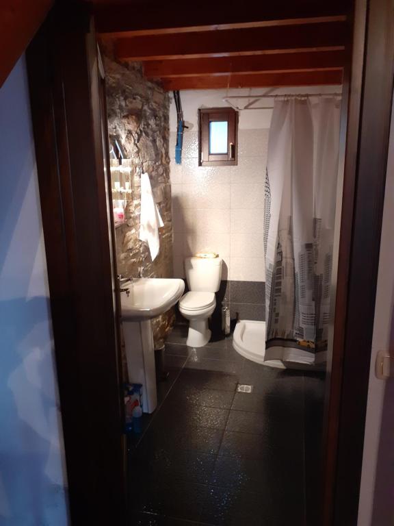 Koupelna v ubytování LIMNIONAS SUNVIEW
