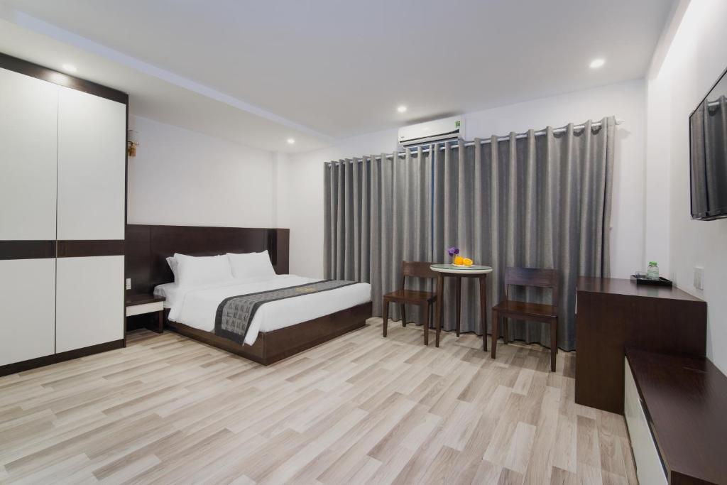 Postel nebo postele na pokoji v ubytování AOA Danang Beach Hotel