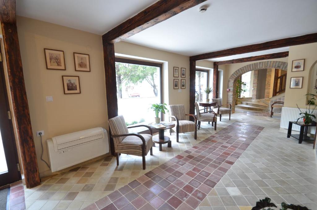 A seating area at Révész Hotel, Restaurant and Rosa Spa