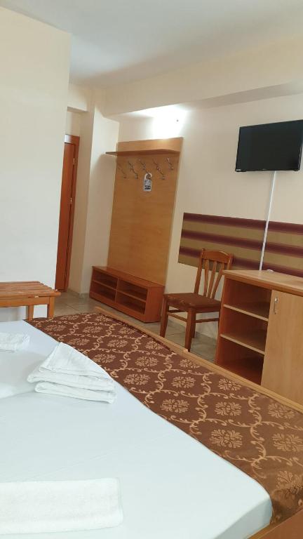 Hotel ELEGANCE tesisinde bir televizyon ve/veya eğlence merkezi