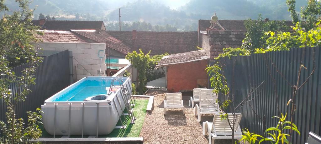 Bazén v ubytování Casa Luminița nebo v jeho okolí