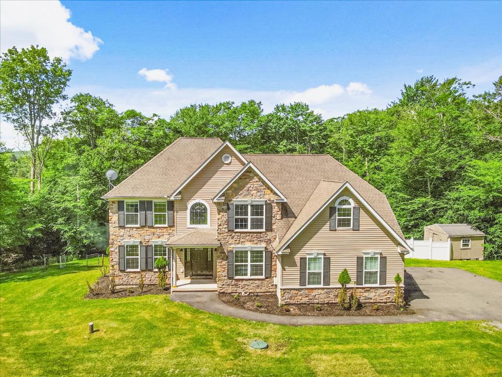 Villa 2 Acres 7BR Luxury Home Rental with Private Hot Tub in Blakeslee, Poconos 129 (USA