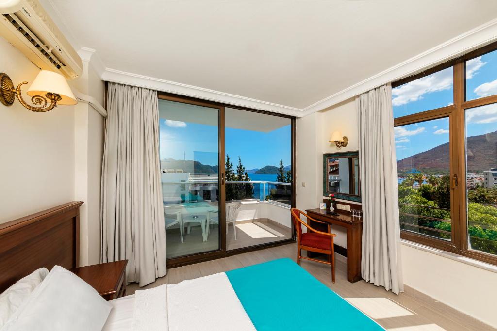 Postel nebo postele na pokoji v ubytování Kayamaris Hotel