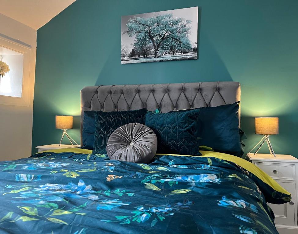 - une chambre dotée d'un lit avec un mur bleu dans l'établissement 34Three, à Lytham St Annes
