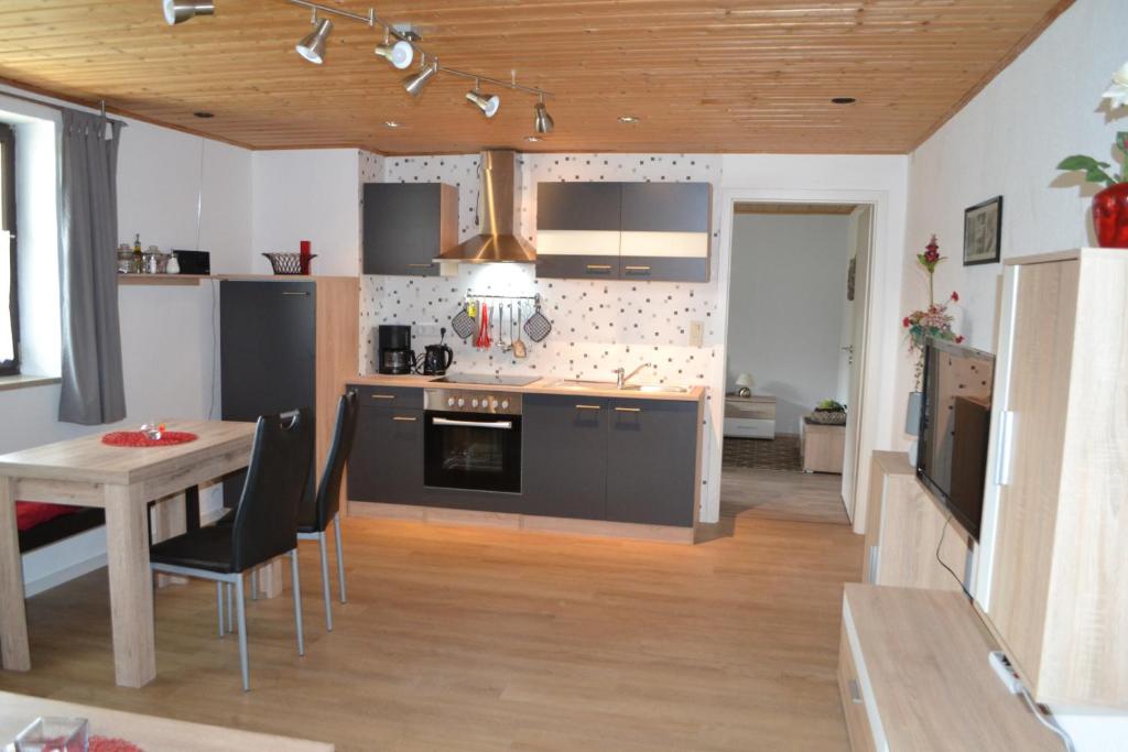 a kitchen with a table and a dining room at Gegg's Ferienwohnung II in Dollnstein